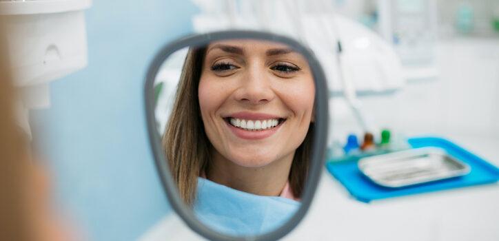 Se pueden blanquear los dientes llevando implantes