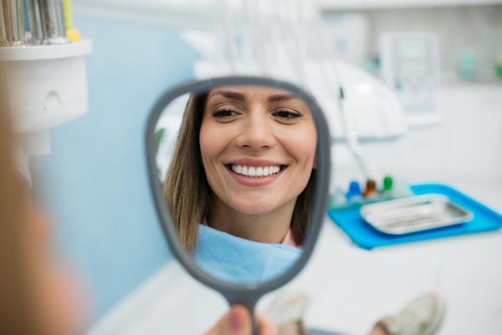 Se pueden blanquear los dientes llevando implantes